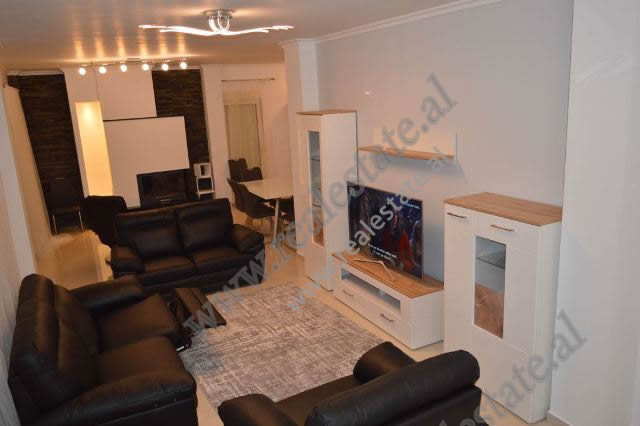 Apartament modern me qera prane Sheshit Avni Rustemi ne Tirane.

Apartamenti ndodhet ne katin e ne